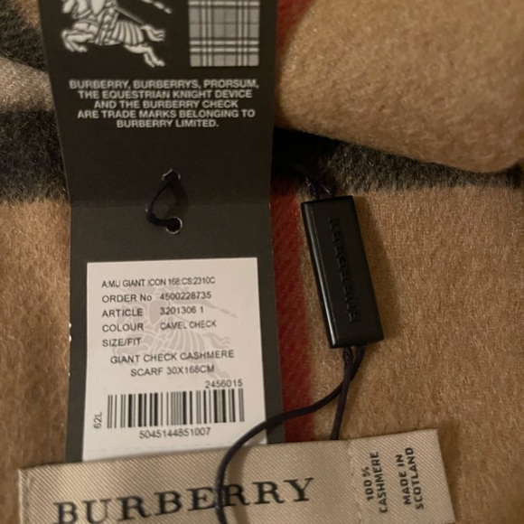 Burberry
Classic Giant Check Cashmere Scarf - Picture 4 of 4